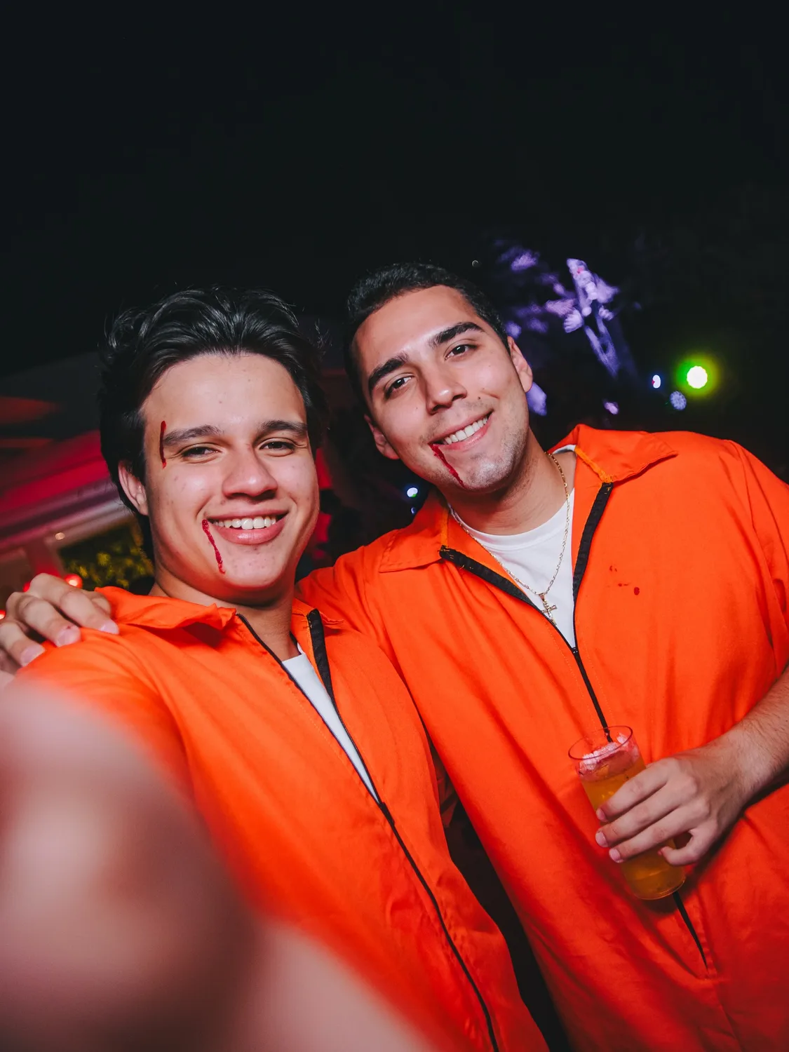 Amigos fantasiados de presidiários